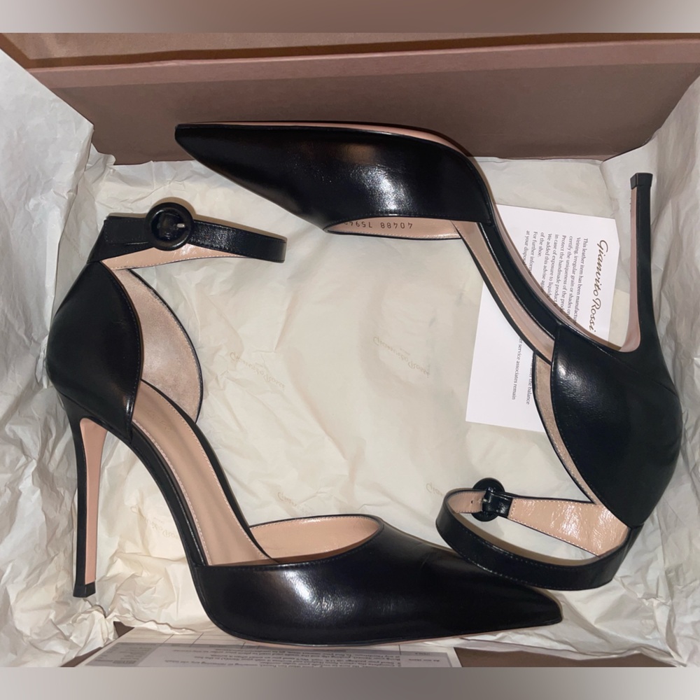 BNIB Gianvito Rossi D’Orsay Heels